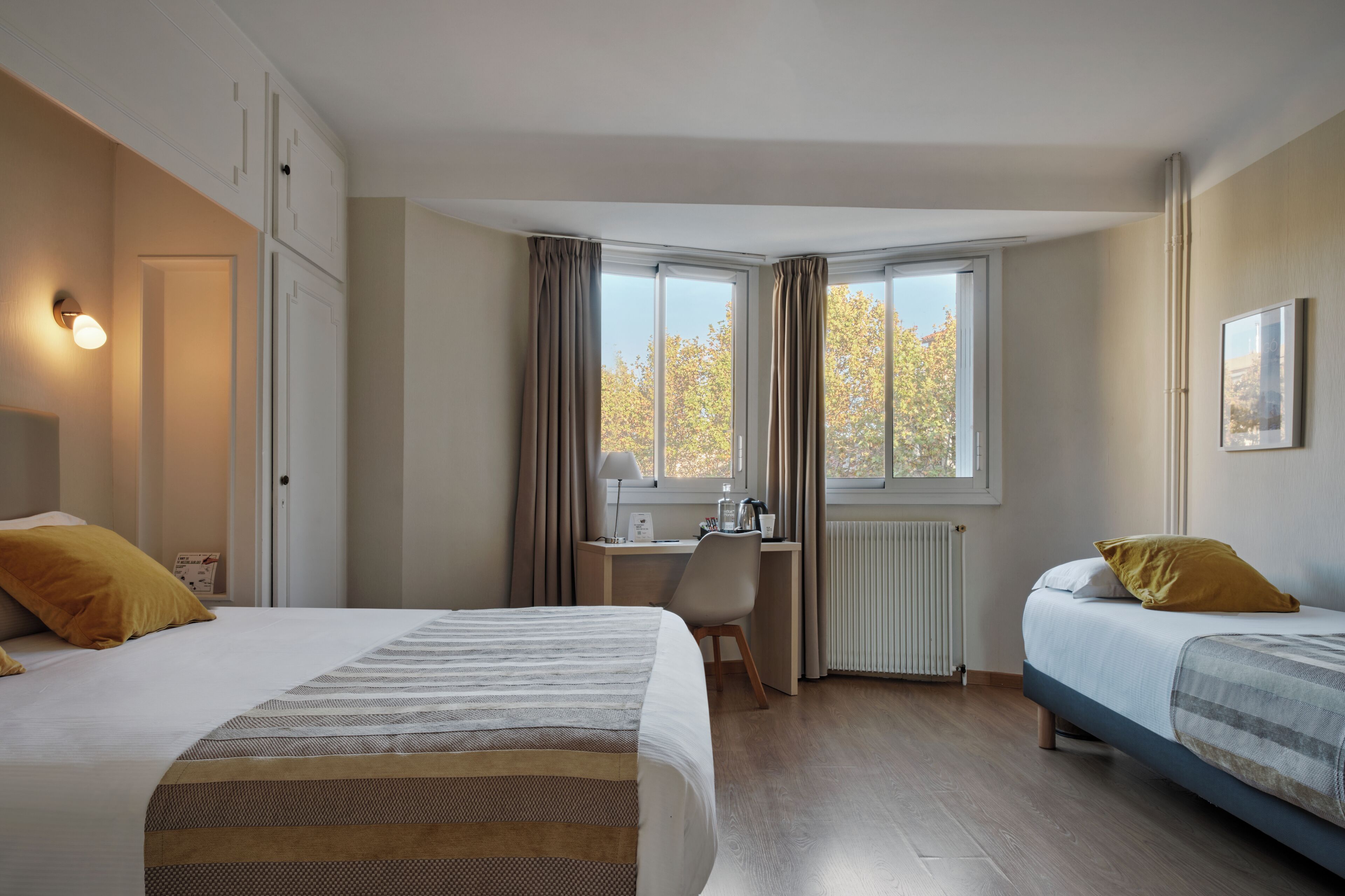 Phòng 3 dành cho gia đình | Bộ đồ giường cao cấp, két bảo mật tại phòng, trang trí khác biệt 