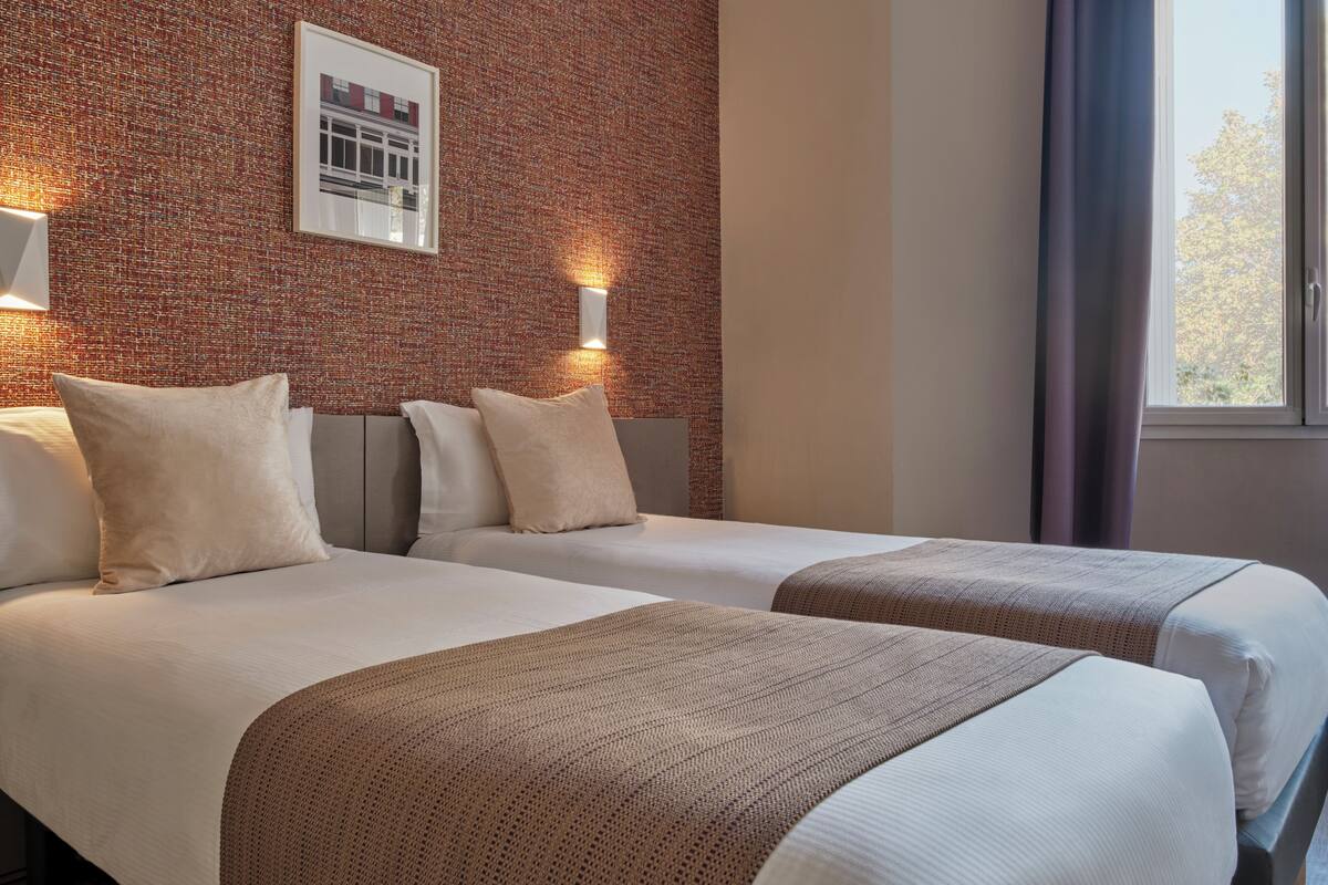 Ropa de cama de alta calidad y caja de seguridad en la habitación 