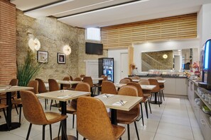 Daily buffet breakfast (EUR 13 per person) - The Originals City, Hôtel Mondial, Perpignan (Perpignan)