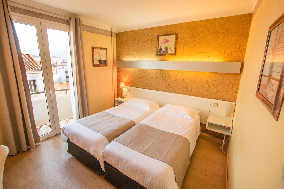 Camera con 2 letti singoli | Biancheria da letto di alta qualità, una cassaforte in camera