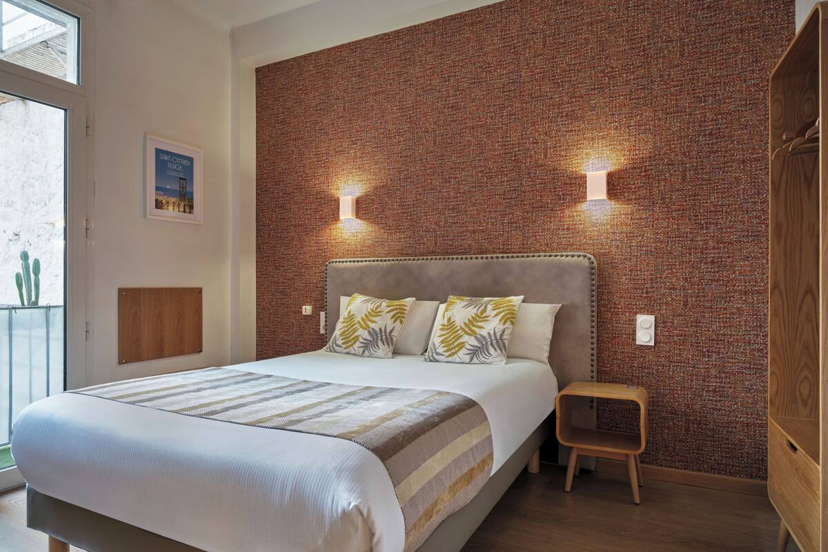 Ropa de cama de alta calidad y caja de seguridad en la habitación 