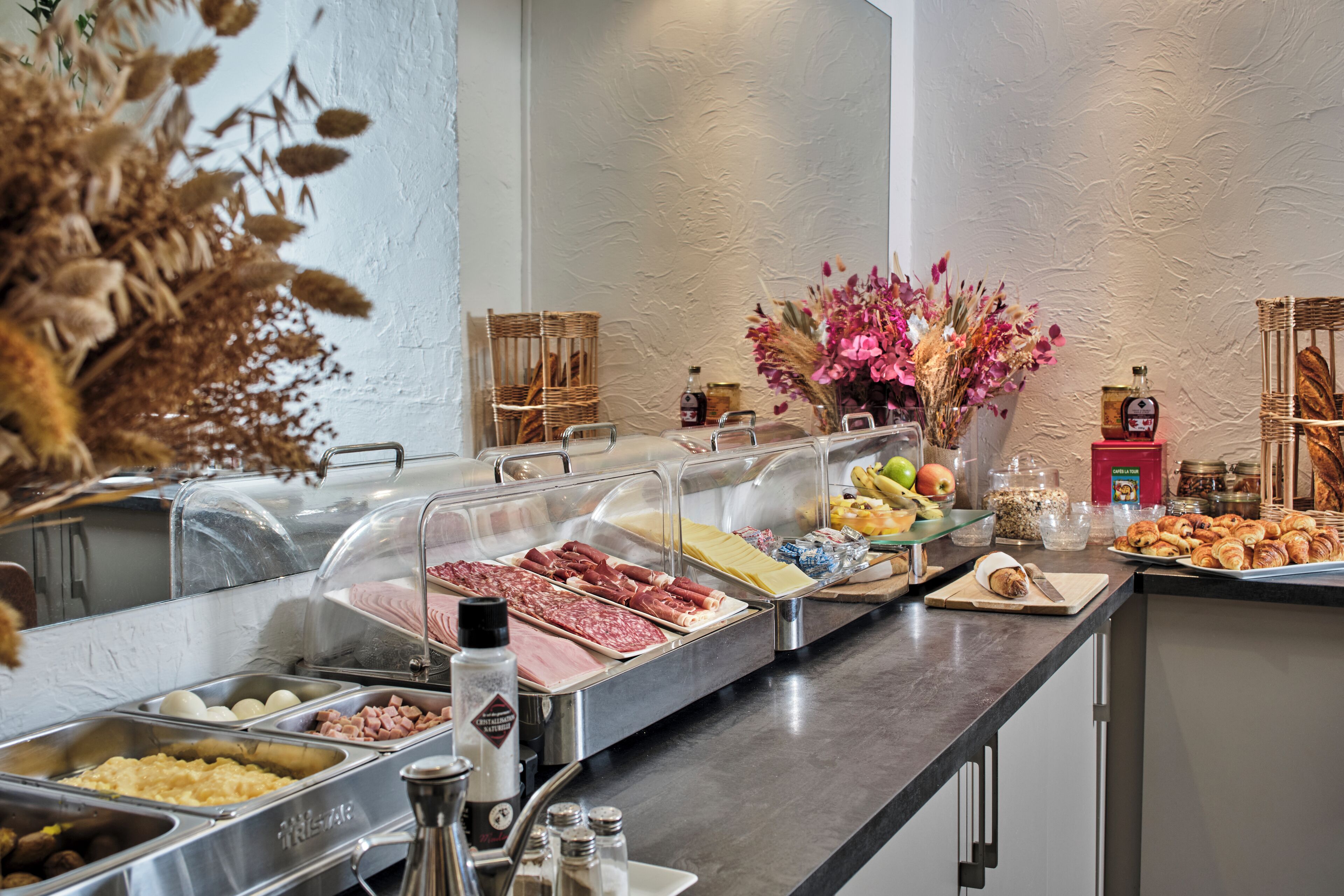 Petit déjeuner buffet (12 EUR par personne)