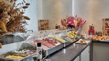 Petit déjeuner buffet (12 EUR par personne)