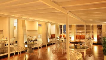 2 restaurants servant le petit déjeuner, spécialités Cuisine indienne