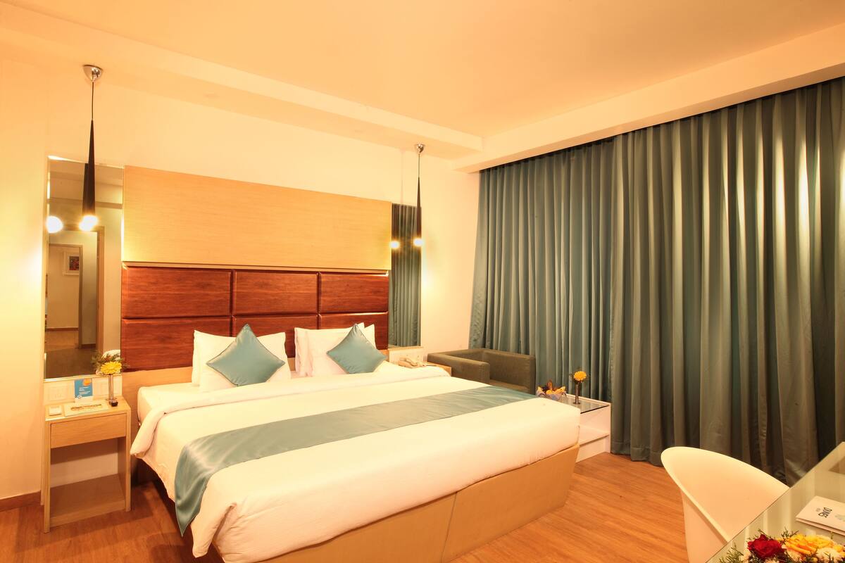 Luxe Queen Room | Premium bedding, minibar, in-room safe, desk