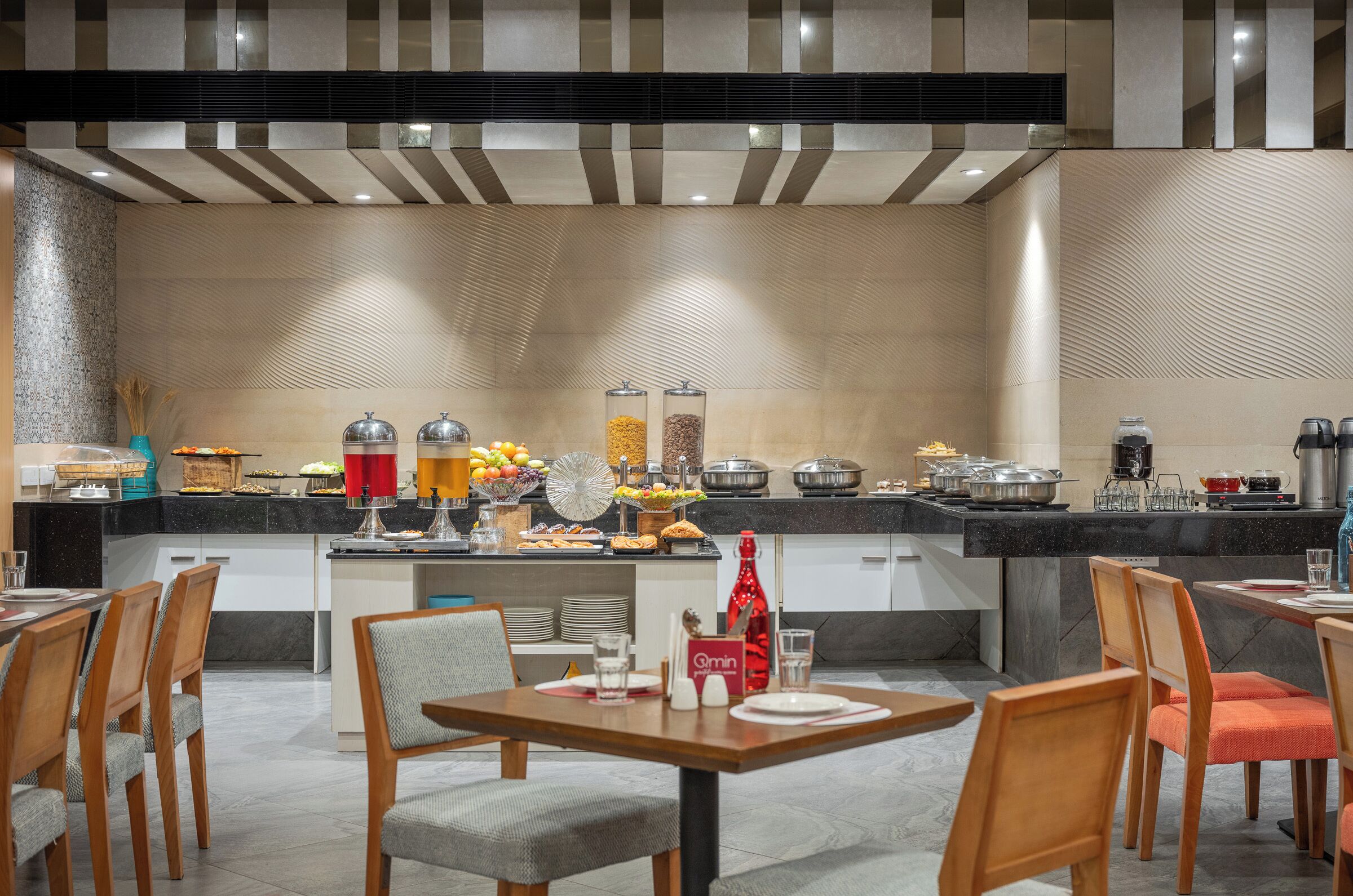 Un moderno comedor con barra libre, que incluye diferentes alimentos y condimentos.