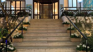 A staircase leading to a room with a view of the outside. - Hotel Conte (Ischia)