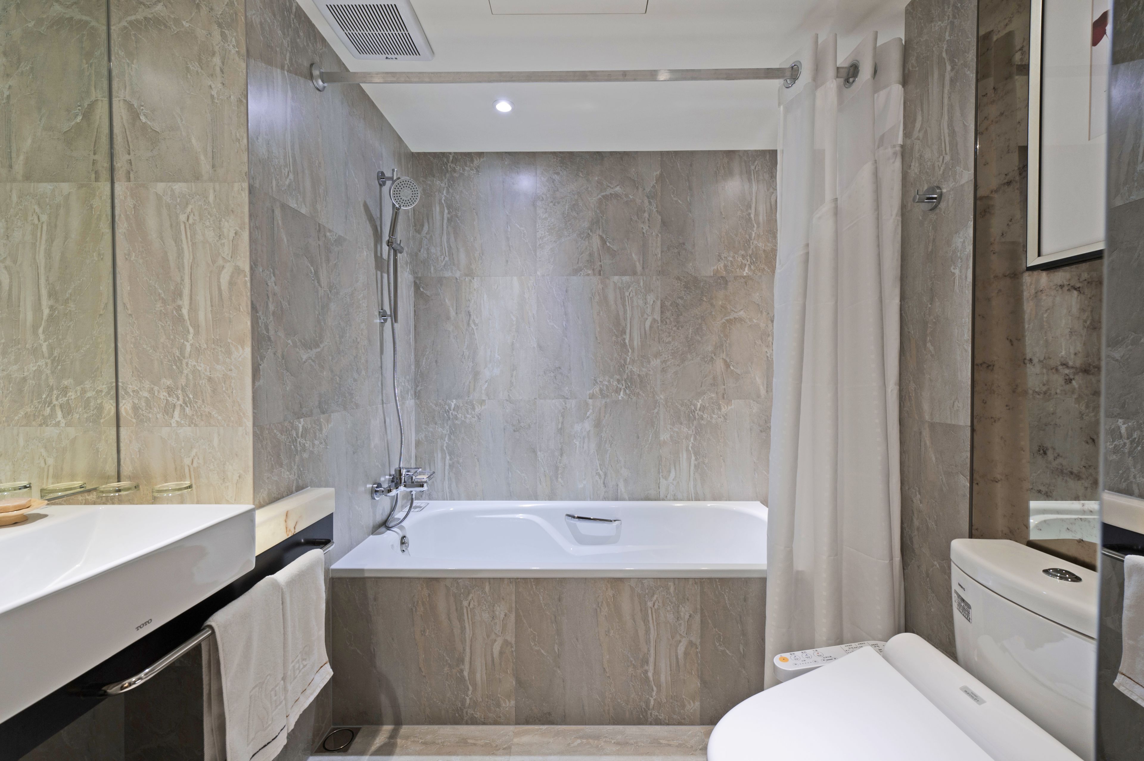 business double room, 1 king bed | bathroom | hair dryer, bidet, towels