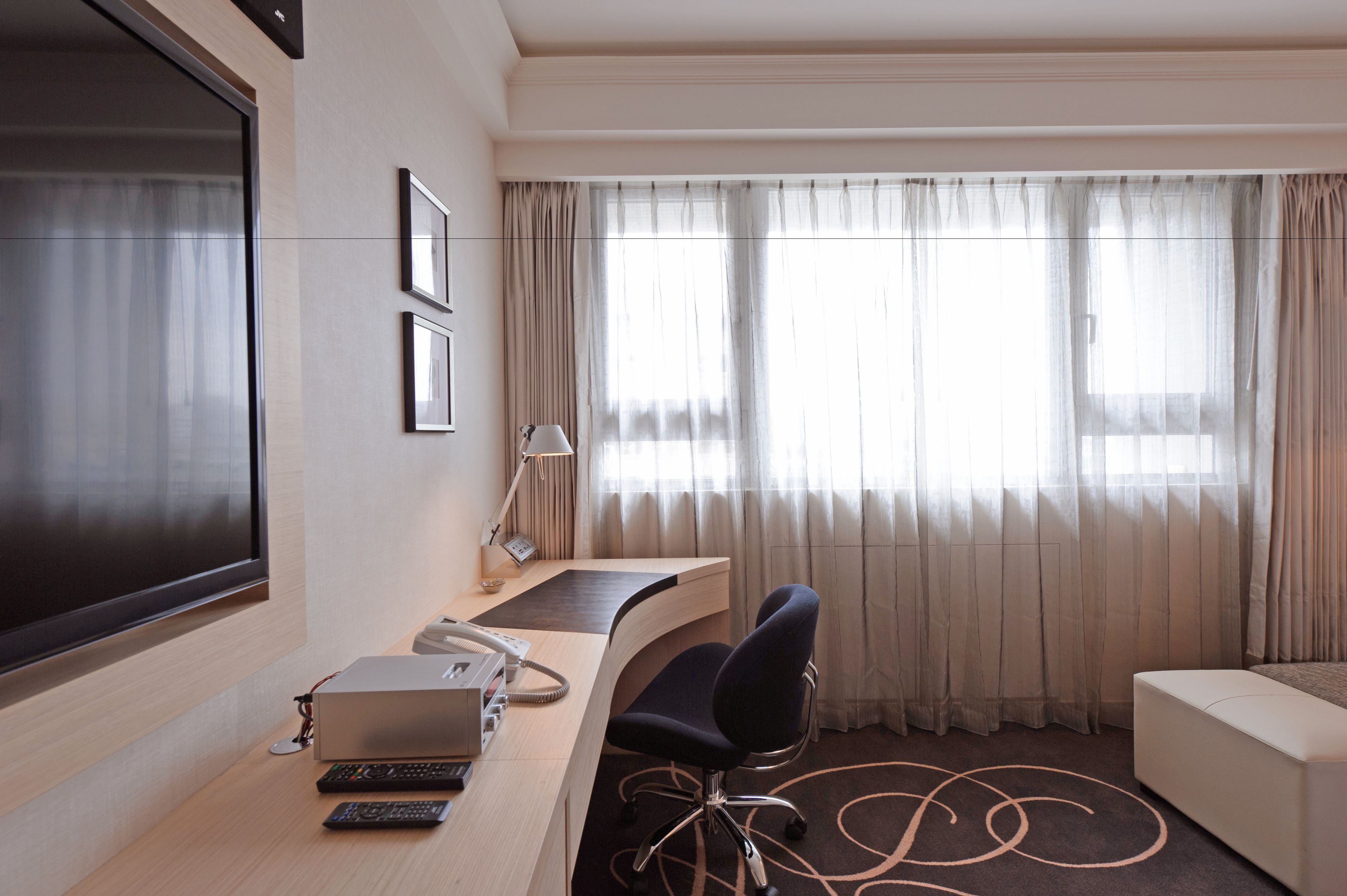 business double room, 1 king bed | in-room safe, desk, blackout curtains, soundproofing