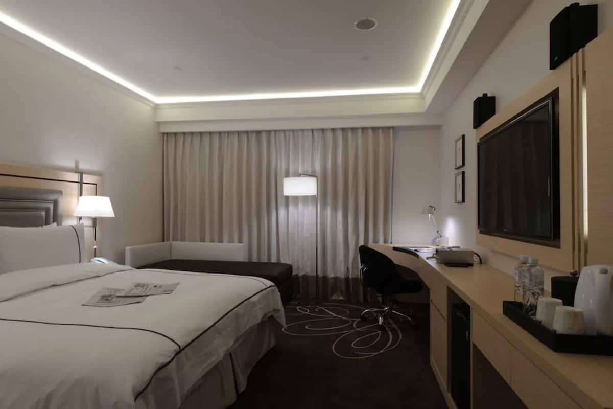 Deluxe-Doppelzimmer, 1 King-Bett, Badewanne | Zimmersafe, Schreibtisch, Verdunkelungsvorhänge, schallisolierte Zimmer