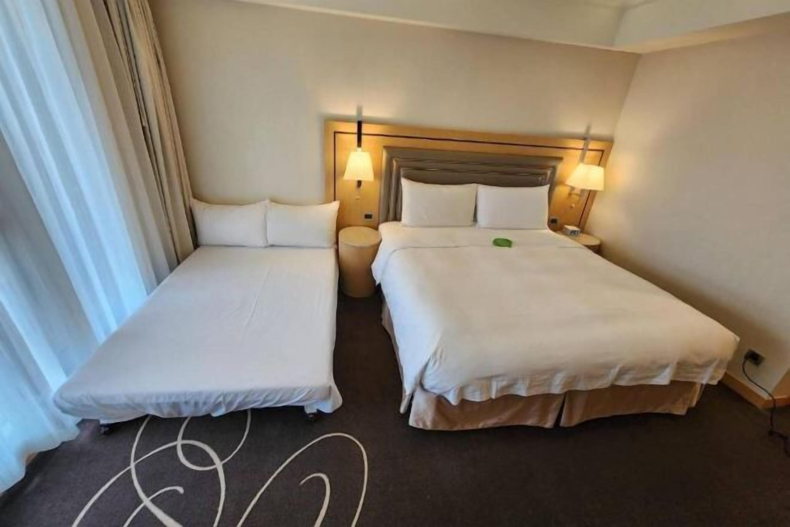 Caja de seguridad en la habitación, escritorio y cortinas blackout 