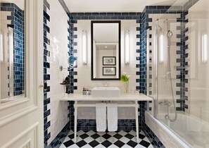 Superior Double Room | Room amenity - H10 Duque de Loulé (Lisbon)