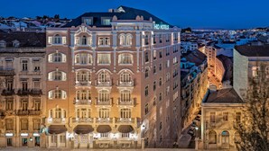A multi-story hotel with a classic European architectural style, featuring ornate balconies and large windows. - H10 Duque de Loulé (Lisbon)