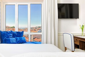 1 habitación, caja de seguridad en la habitación y escritorio 