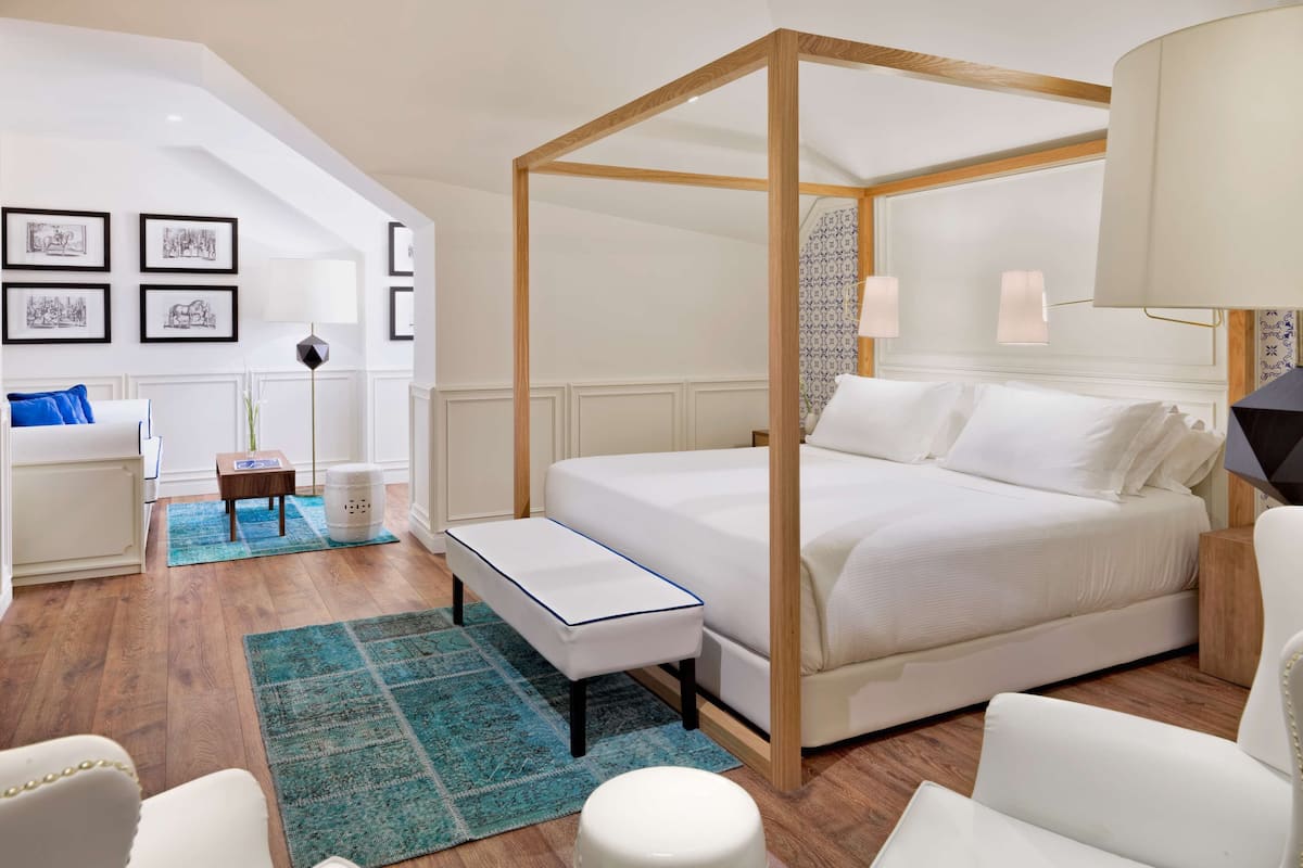 1 habitación, caja de seguridad en la habitación y escritorio