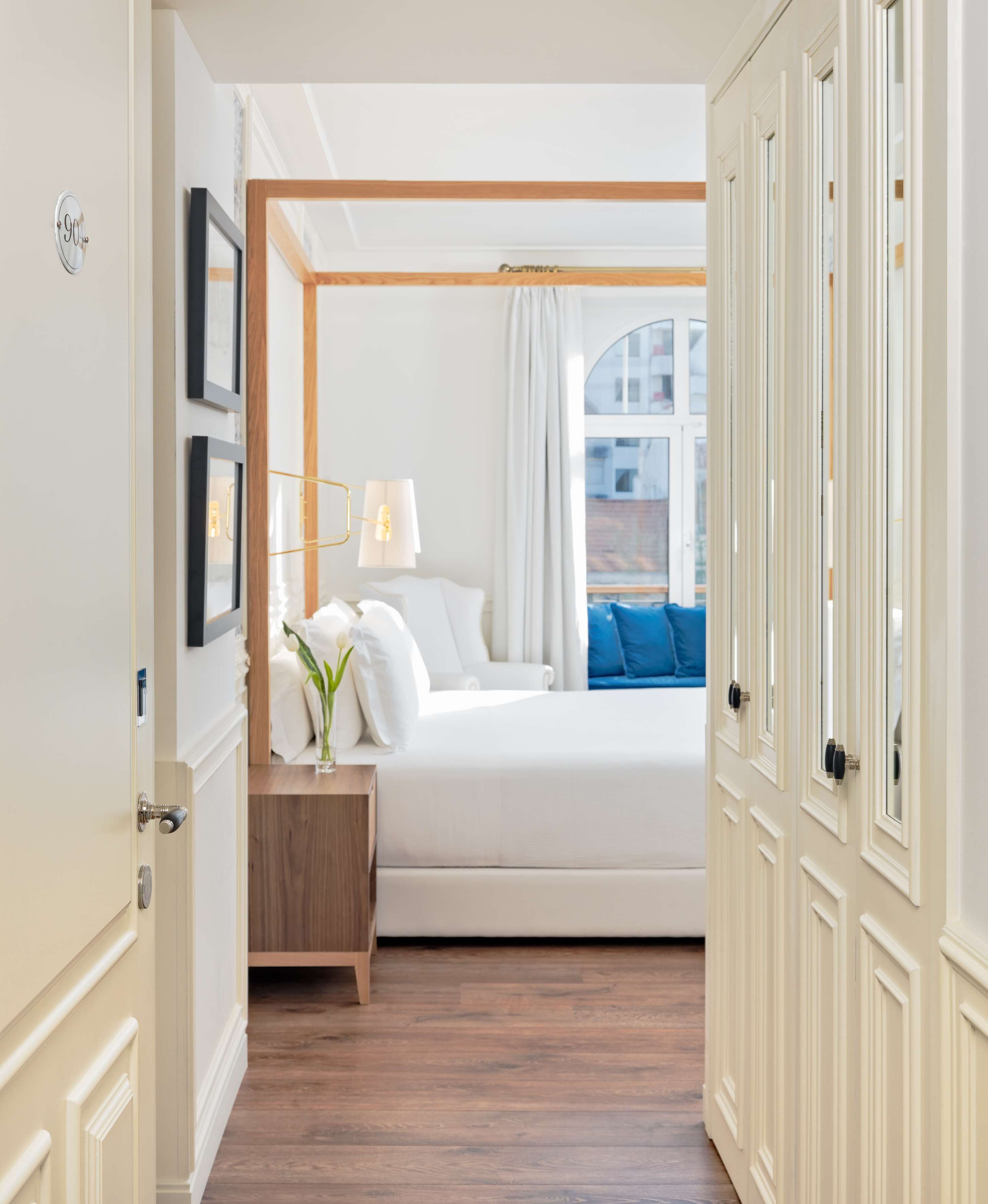 superior corner | 1 bedroom, in-room safe, desk, laptop workspace