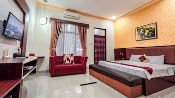 Huone (Deluxe Room Large Bed) | Ylelliset vuodevaatteet, pillowtop-patjalliset sängyt, minibaari