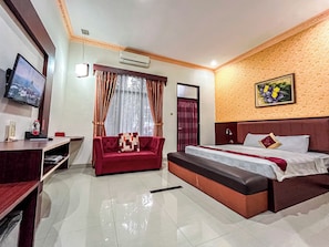 Deluxe Room Large Bed | Premium bedding, pillowtop beds, minibar, in-room safe