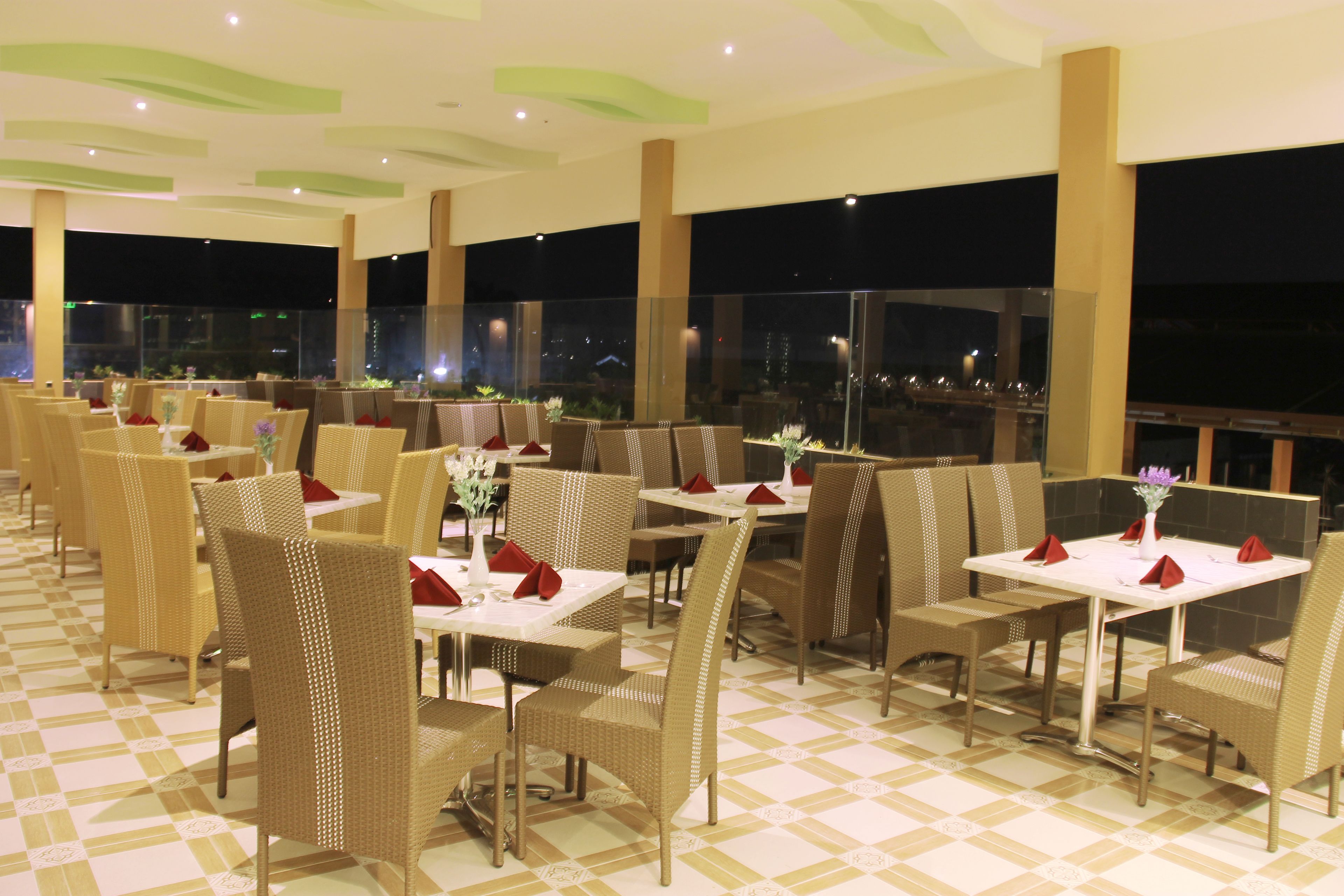 供應早餐、午餐和晚餐，國際料理