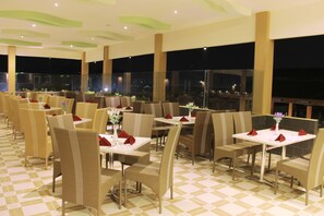 Se sirven desayunos, almuerzos y cenas; cocina internacional