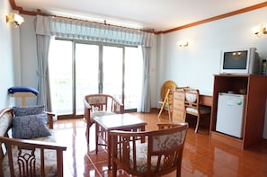 32-inch TV with cable channels - Dee-Lek Guesthouse and Restaurant (Cha-am)