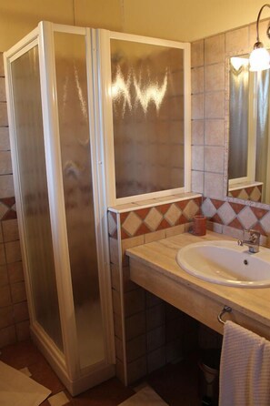Suite, terrasse, vue montagne | Salle de bain | Douche, articles de toilette gratuits, sèche-cheveux, bidet