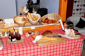 Se ofrece un desayuno bufé todos los días (por un coste adicional)