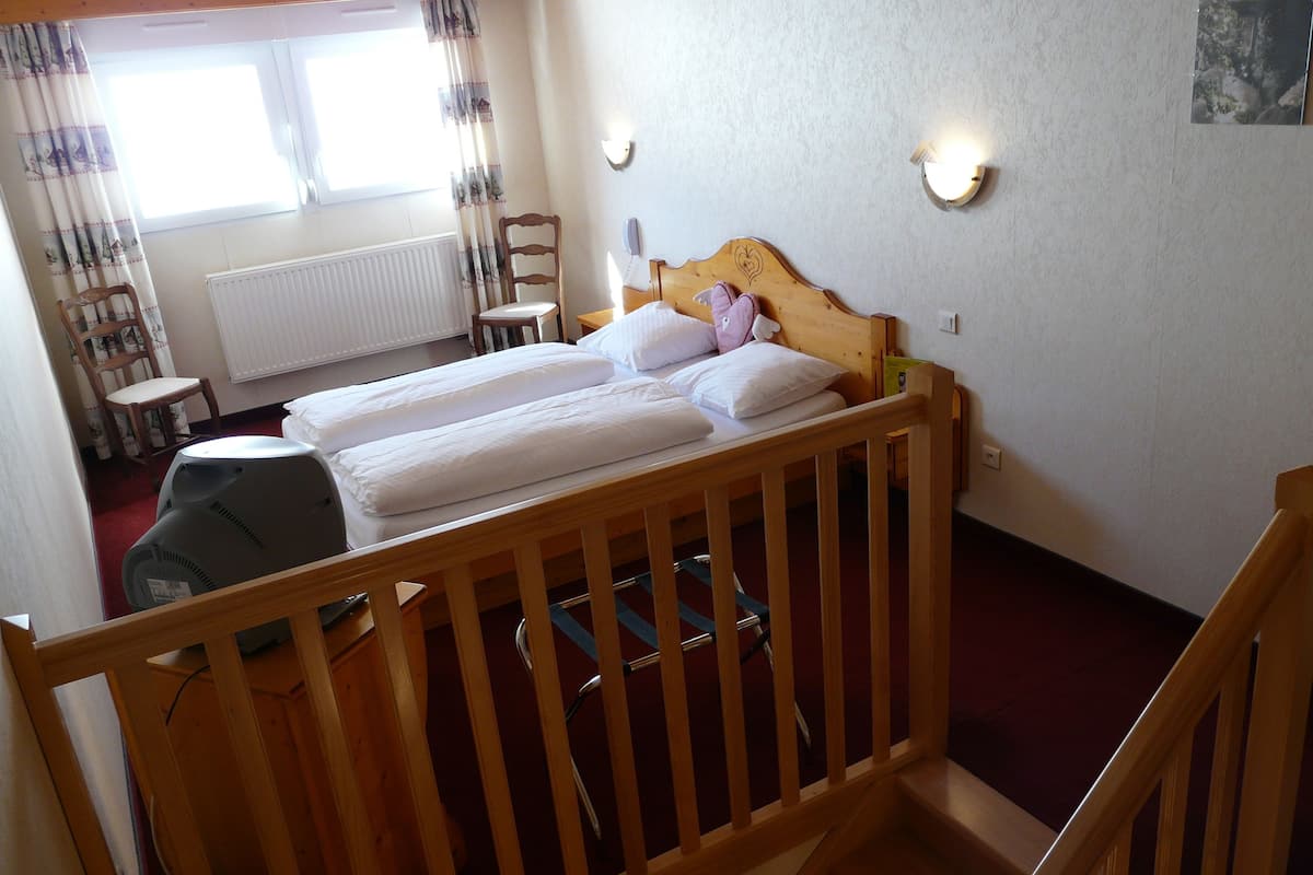 Coffres-forts dans les chambres, bureau, lits bébé