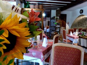 供应午餐和晚餐，地方菜