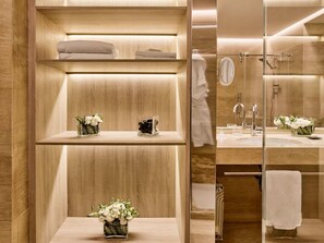 Junior Suite, 1 King Bed with Sofa bed, City View | Premium bedding, free minibar, in-room safe, desk - Hotel Preciados (Madrid)