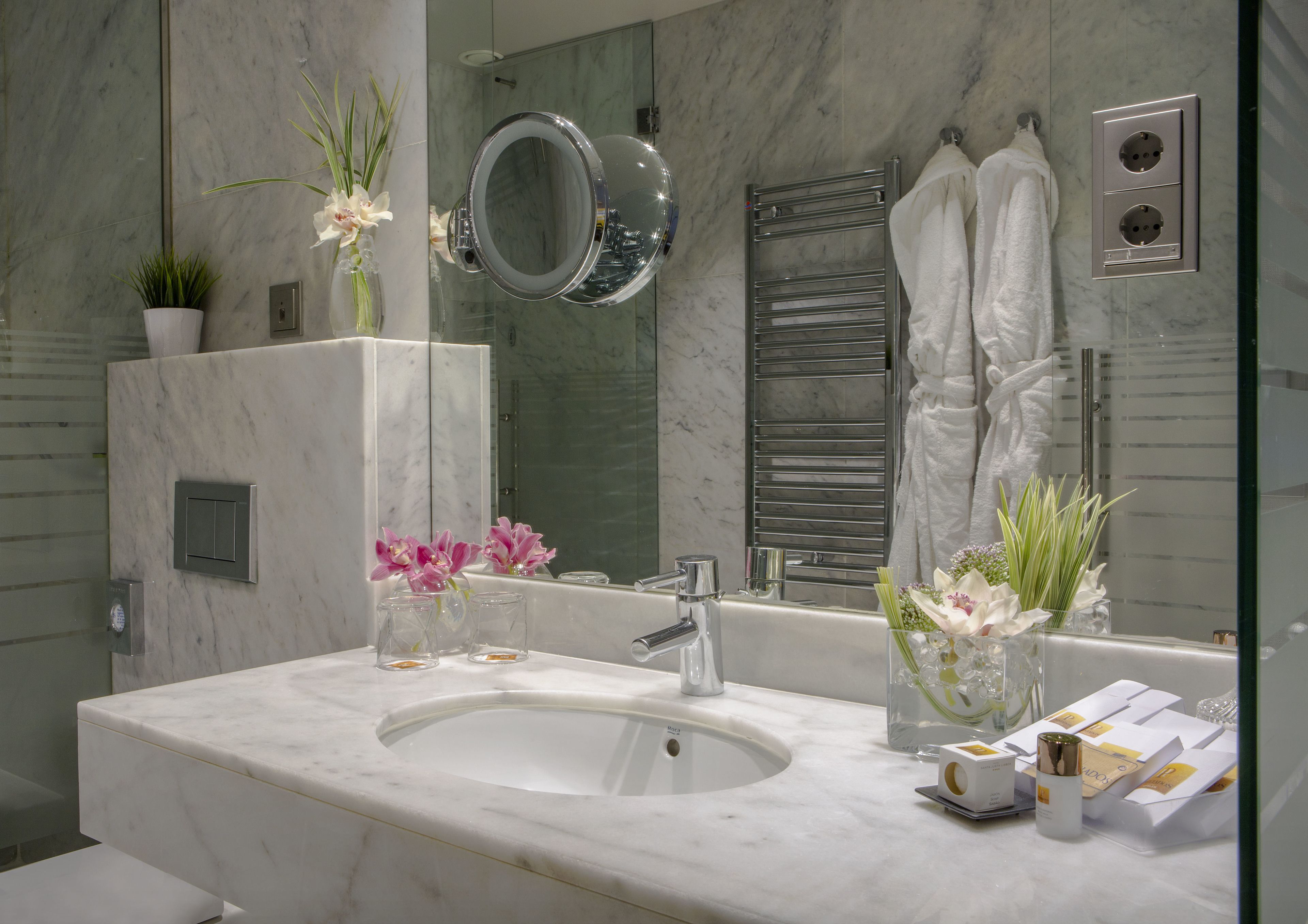 premium room, 1 king bed, city view | bathroom | free toiletries, hair dryer, towels