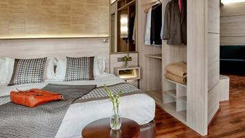 Un dormitorio moderno con cama, mesita de noche y armario empotrado.