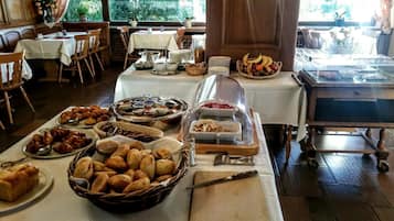 Se sirven comidas, cenas y cocina regional