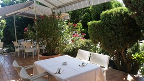 Phục vụ bữa trưa và bữa tối, đặc sản vùng 