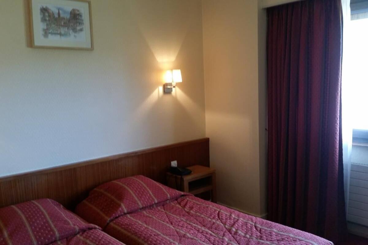 desk, cots/infant beds, free wifi, bed sheets