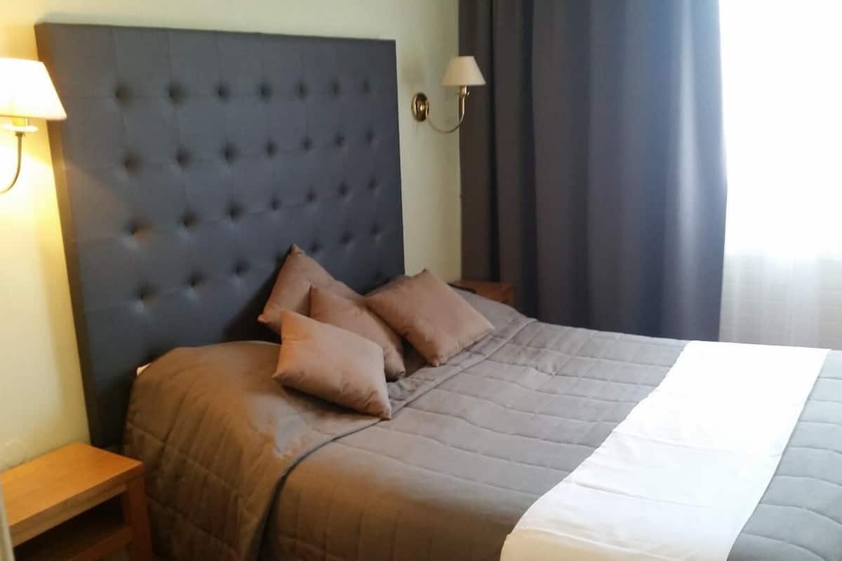 desk, cots/infant beds, free wifi, bed sheets