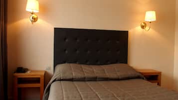 Habitación doble | Escritorio, cunas, wifi gratis y ropa de cama