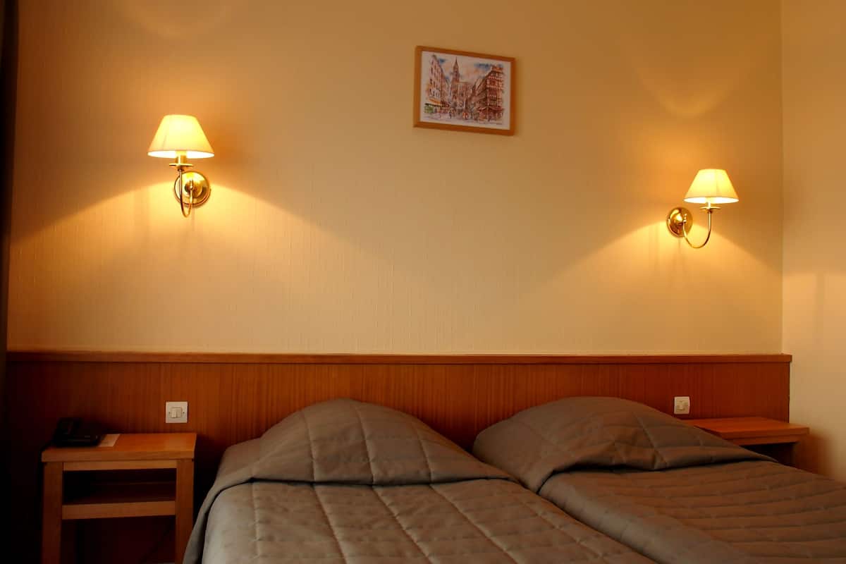 twin room | desk, cots/infant beds, free wifi, bed sheets