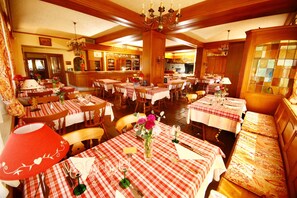 Daily buffet breakfast (EUR 9.00 per person) - Hostellerie Reeb (Marlenheim)