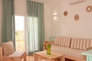 32-inch flat-screen TV with cable channels, TV - Yucas Homes Menorca (Ciutadella de Menorca)