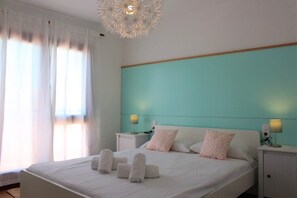 3 bedrooms, desk, free WiFi, bed sheets - Yucas Homes Menorca (Ciutadella de Menorca)