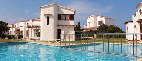Piscine extérieure, parasols de plage, chaises longues