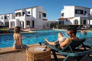 Outdoor pool, pool umbrellas, sun loungers - Yucas Homes Menorca (Ciutadella de Menorca)