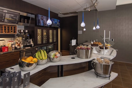 Desayuno a la carta diario (USD 10 por persona)