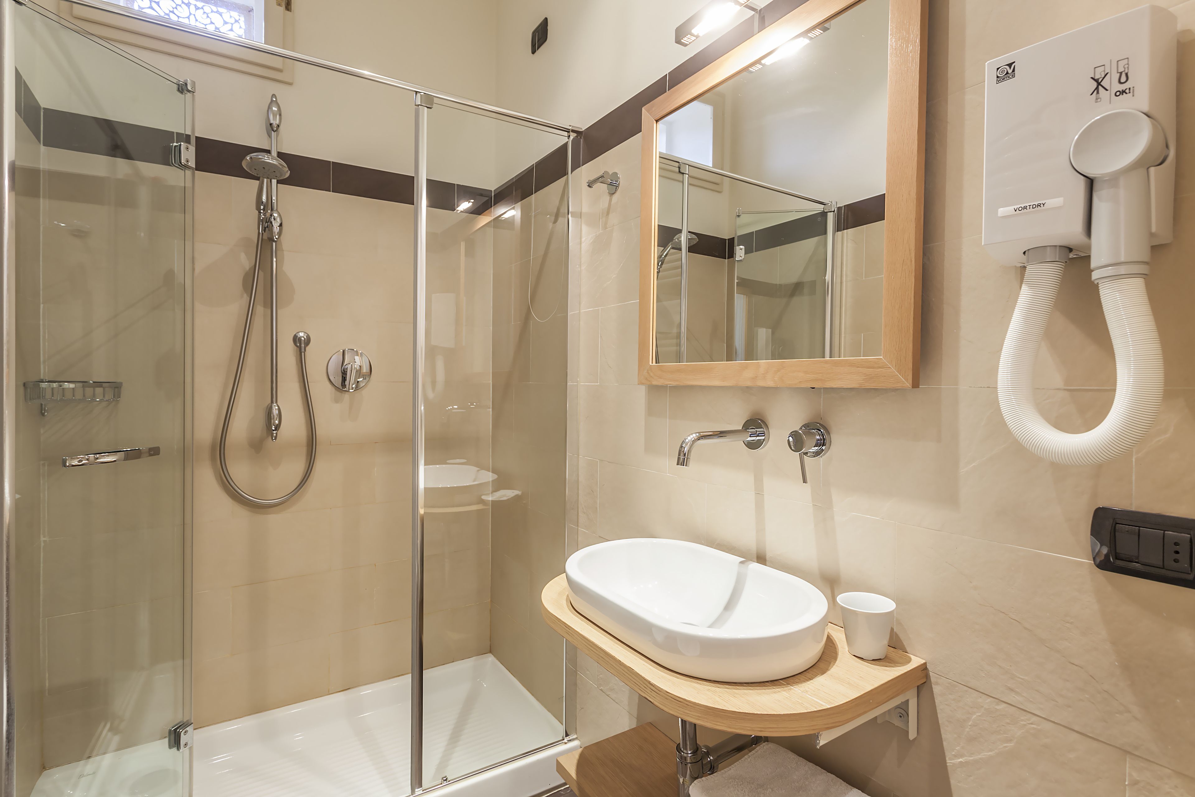 Buồng tắm vòi sen, vòi sen phun mưa, máy sấy tóc, chậu vệ sinh/vòi rửa 