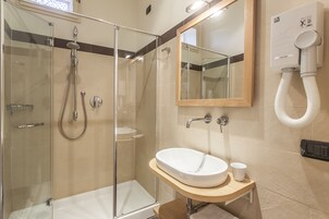 Bruser, brusehoved med spredningseffekt, hårtørrer, bidet