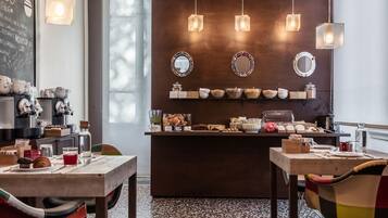 Tägliches Frühstücksbuffet (8 EUR pro Person)