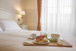 Klassieke tweepersoonskamer | Een minibar, een kluis op de kamer, een bureau, verduisterende gordijnen