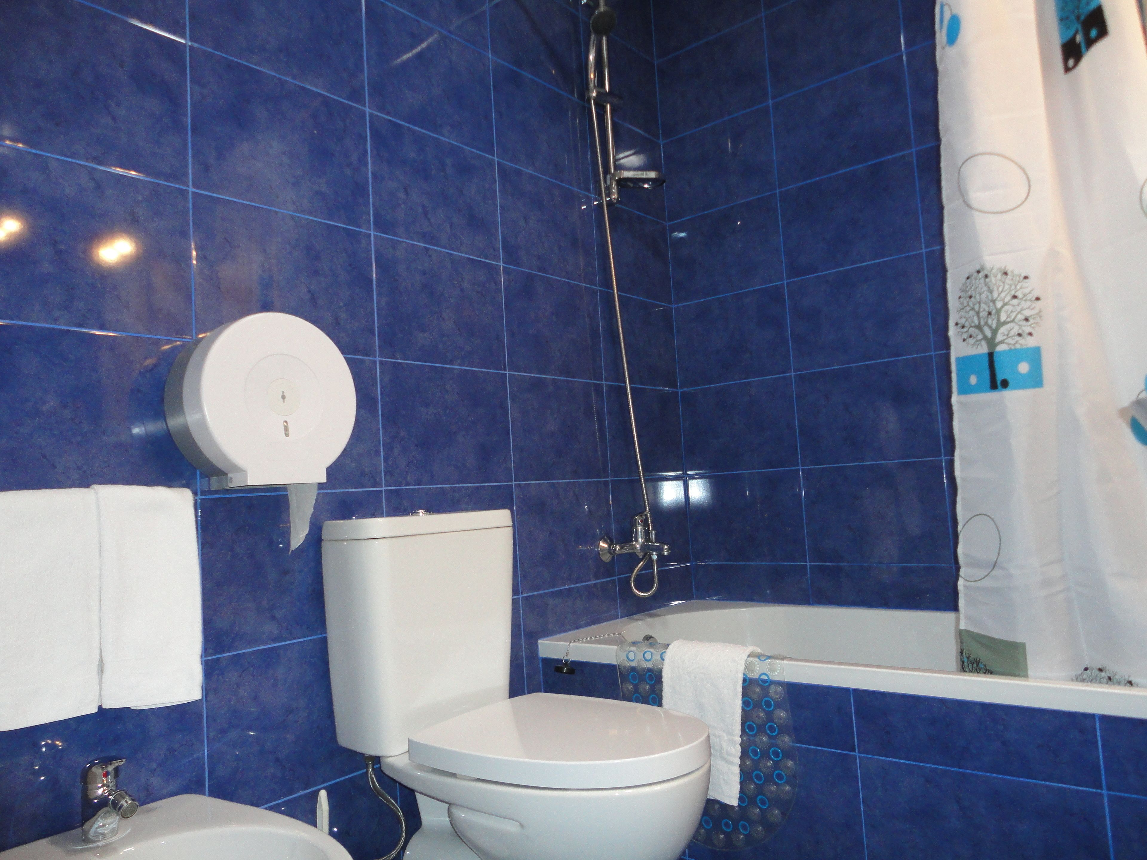 triple room | bathroom | free toiletries, hair dryer, towels