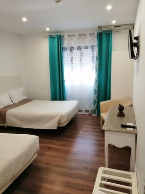 Individually decorated, individually furnished, desk, blackout drapes - Hotel Domus (Coimbra)